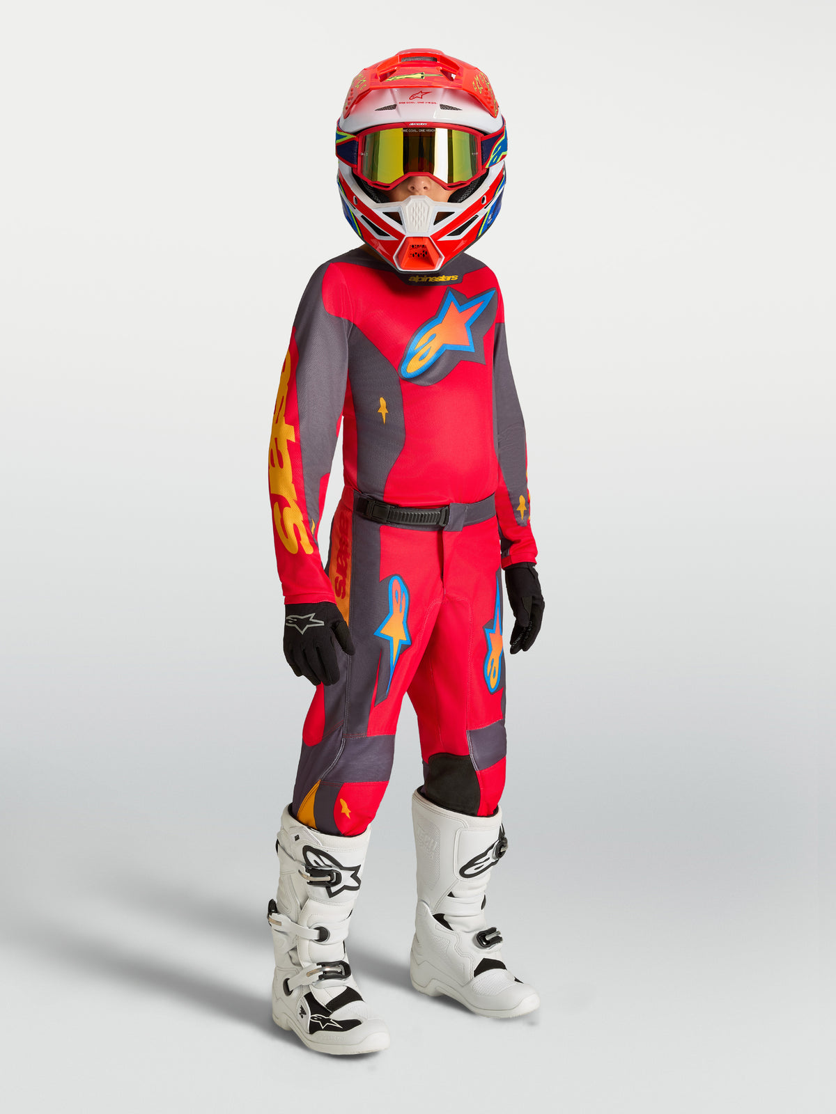 Alpinestars ensemble maillot et pantalon Fluid Hunt Junior, tenue de motocross rouge et grise pour enfant avec bottes blanches