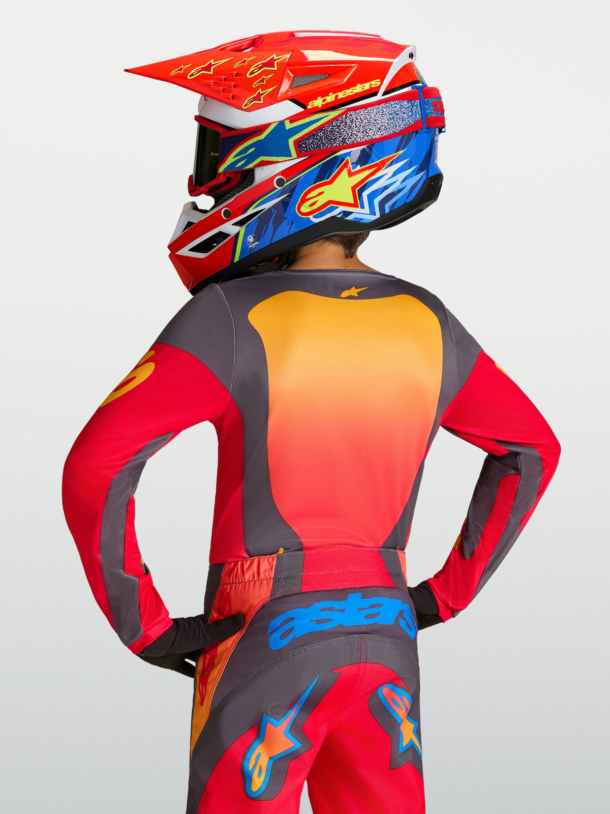 Maillot Alpinestars Fluid Hunt Junior rouge et gris vu de dos, maillot de motocross à coupe décontractée.