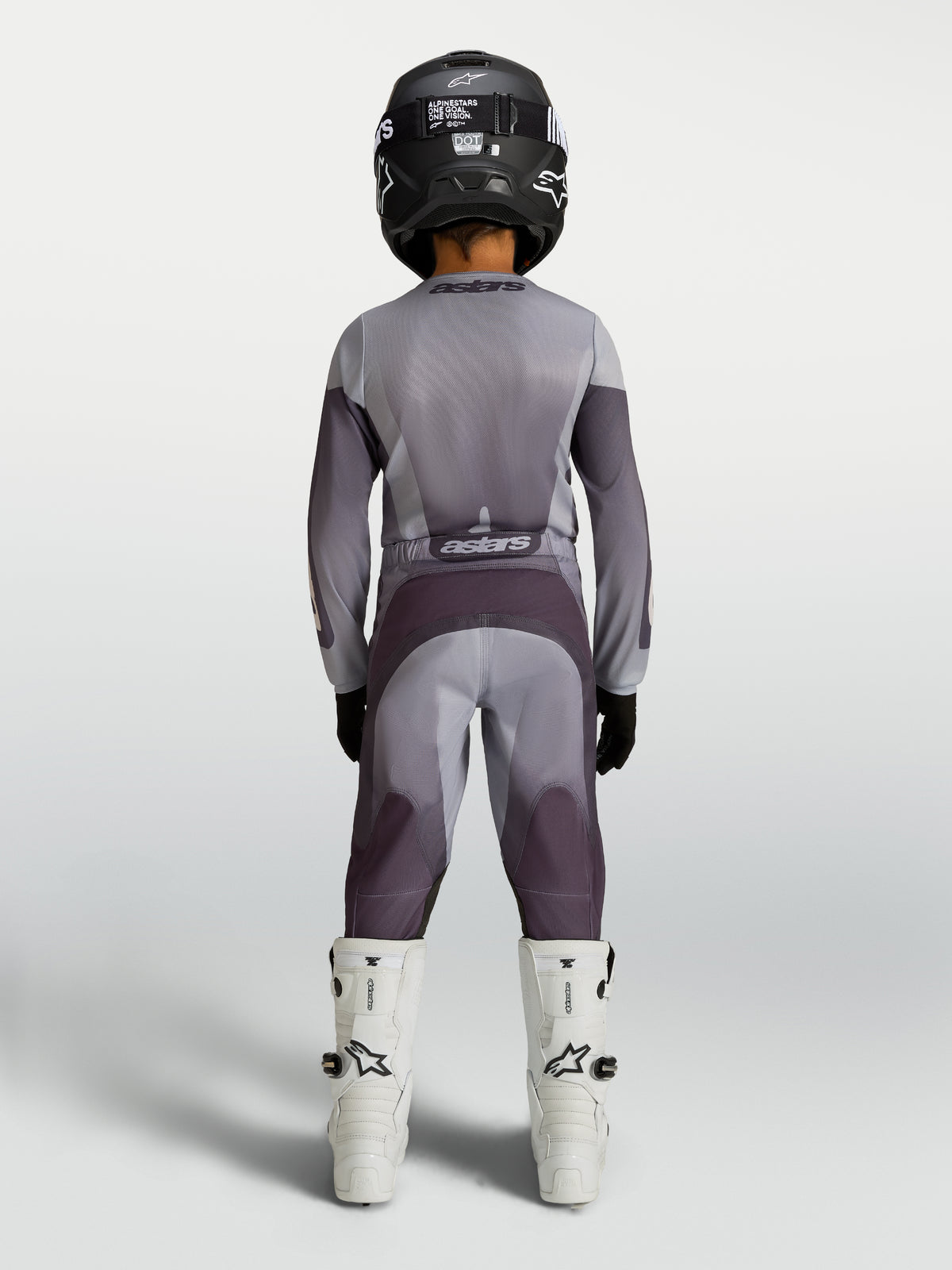 Alpinestars maillot et ensemble Fluid Amber Junior 2027, tenue de motocross grise et violette, vue de dos, jeune pilote.