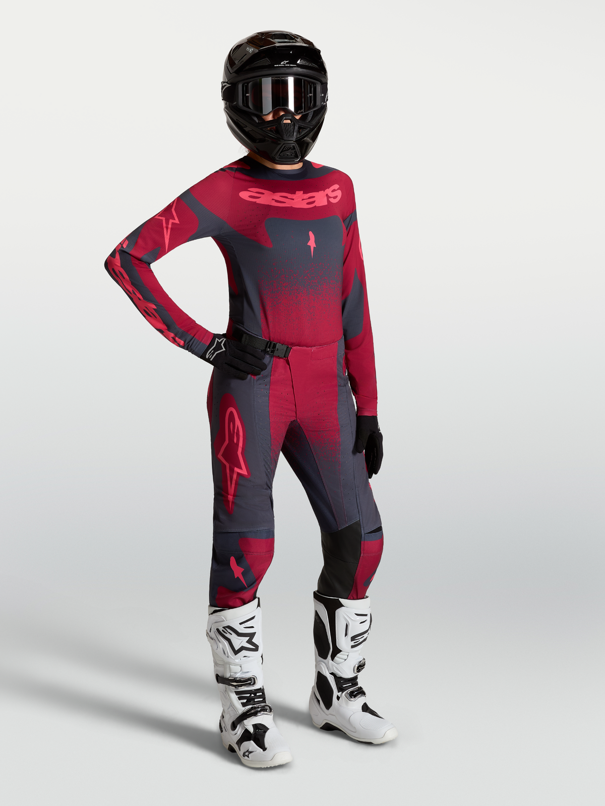 Tenue Alpinestars Stella Techstar Swan pour femme, maillot et pantalon pourpre et gris foncé, bottes de moto blanches