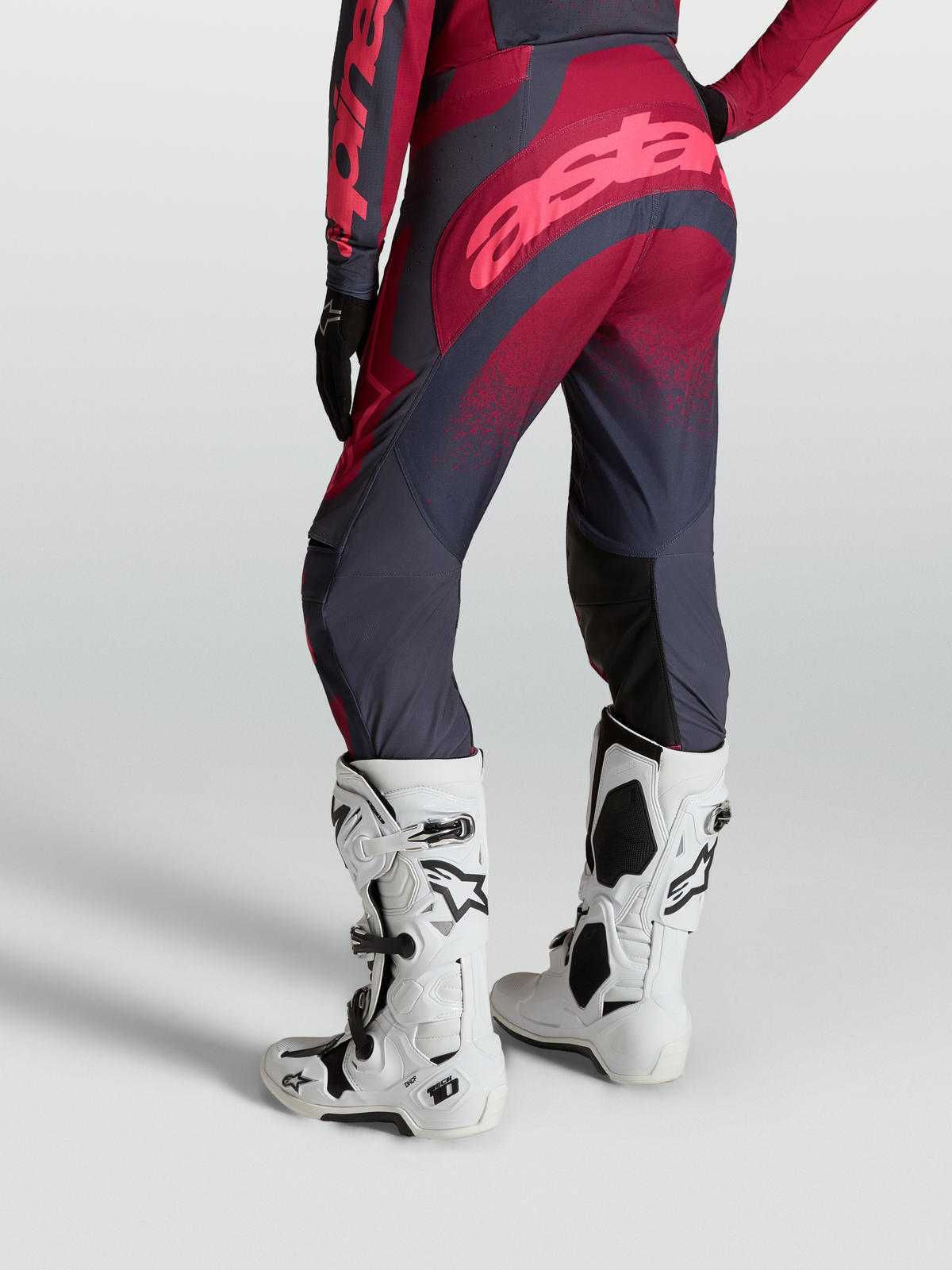 Pantalon Stella Techstar Swan, pantalon de motocross femme, gris et rouge cramoisi, avec bottes Tech 10 blanches