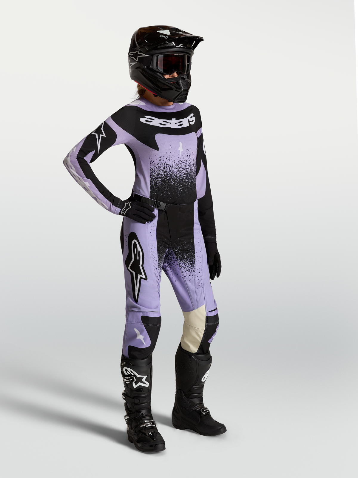 Ensemble de motocross Alpinestars Stella Techstar Swan pour femme, maillot et pantalon violets et noirs avec graphismes.