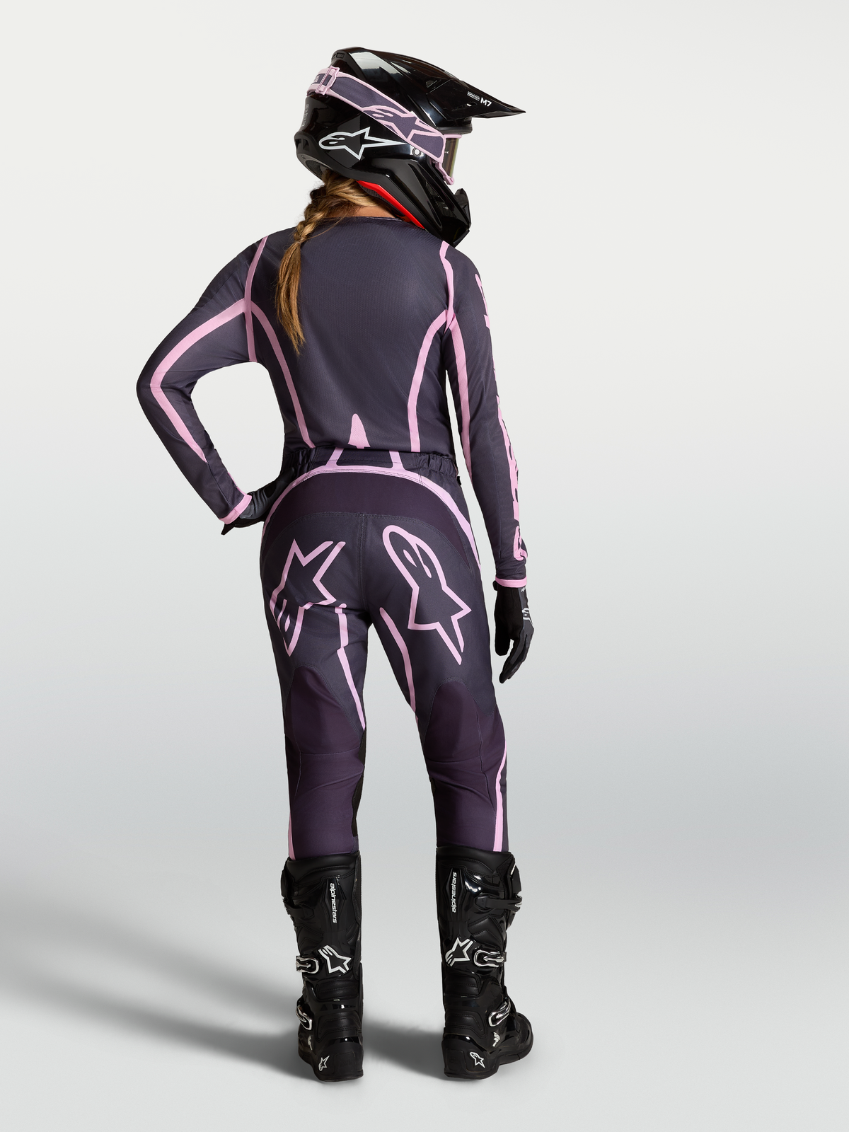Alpinestars Stella Fluid Apex V2 Gear Set, ensemble de motocross pour femme avec maillot et pantalon, gris et rose, vue de dos, équipement tout-terrain