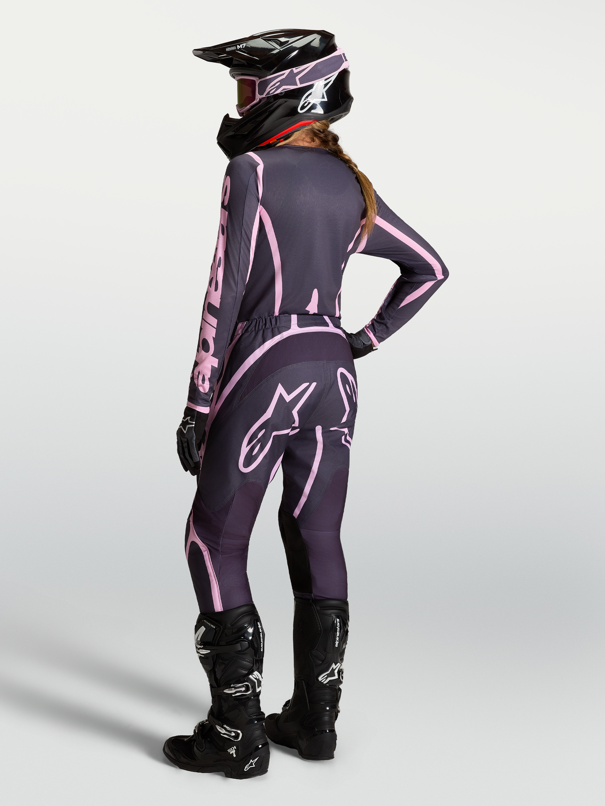 Maillot Stella Fluid Apex V2 et Gear Set Alpinestars, tenue de motocross femme grise et rose, avec bottes de moto noires