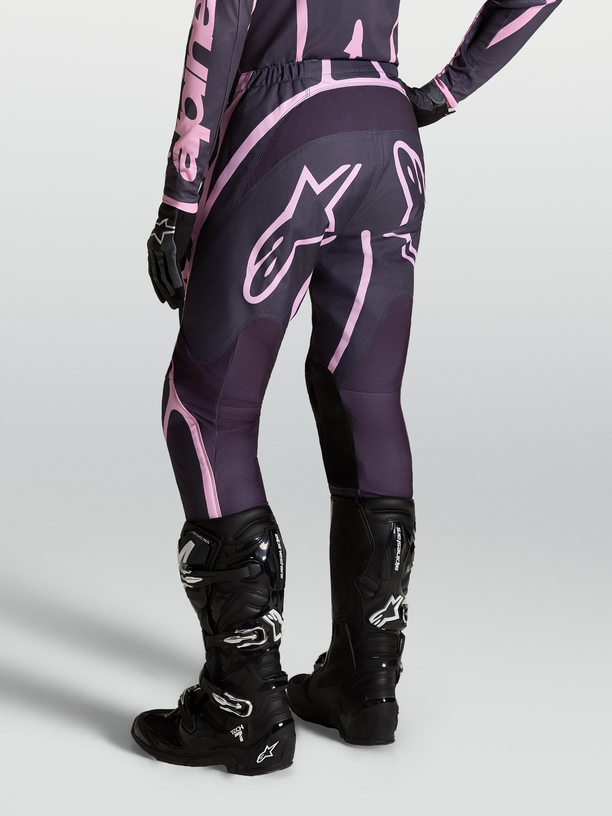 Alpinestars Stella Fluid Apex V2, pantalons de motocross pour femme gris et roses, avec bottes Tech 7 noires