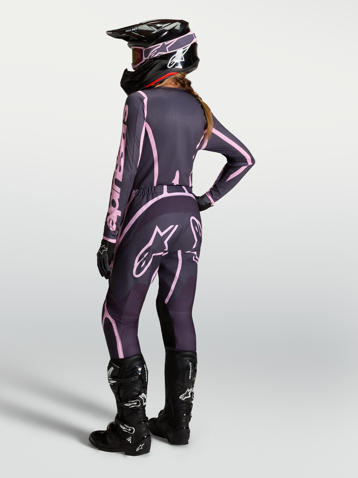 Alpinestars Stella Fluid Apex V2, pantalon de motocross pour femme, gris et rose, tenue complète vue de dos.