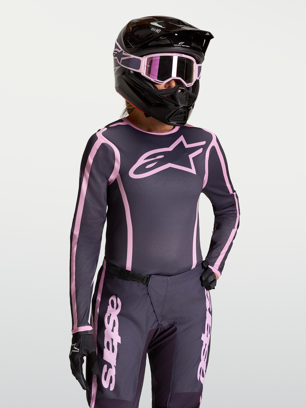 Maillot Alpinestars Stella Fluid Apex V2 pour femme, gris et rose, équipement de motocross léger et ergonomique.