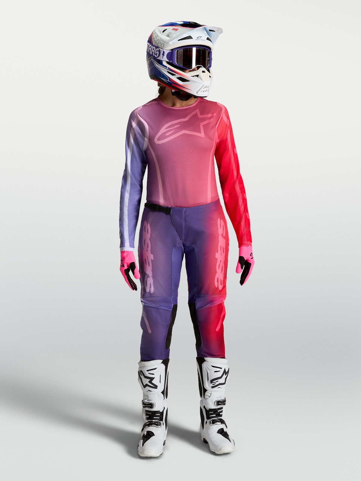 Maillot Alpinestars Stella Fluid Kepler violet et rouge, équipement de motocross pour femme avec pantalon, casque et bottes.