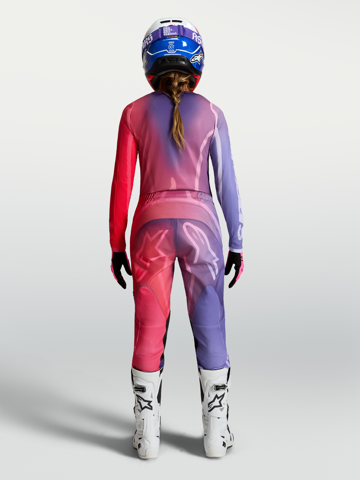 Alpinestars Stella Fluid Kepler Gear Set et Pantalon Stella Fluid Kepler, tenue de motocross pour femme, violette et rouge, vue de dos, équipement technique tout-terrain