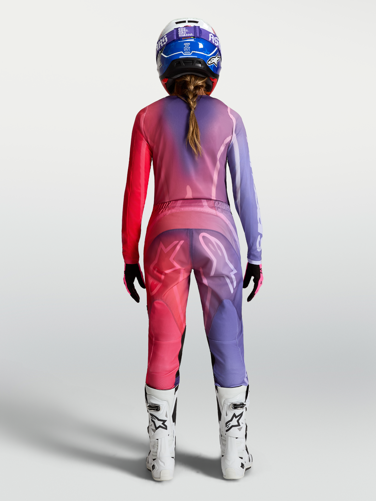 Alpinestars Stella Fluid Kepler, maillot de motocross pour femme, violet et rouge, en poly-tissu respirant, vue de dos sur mannequin avec équipement complet