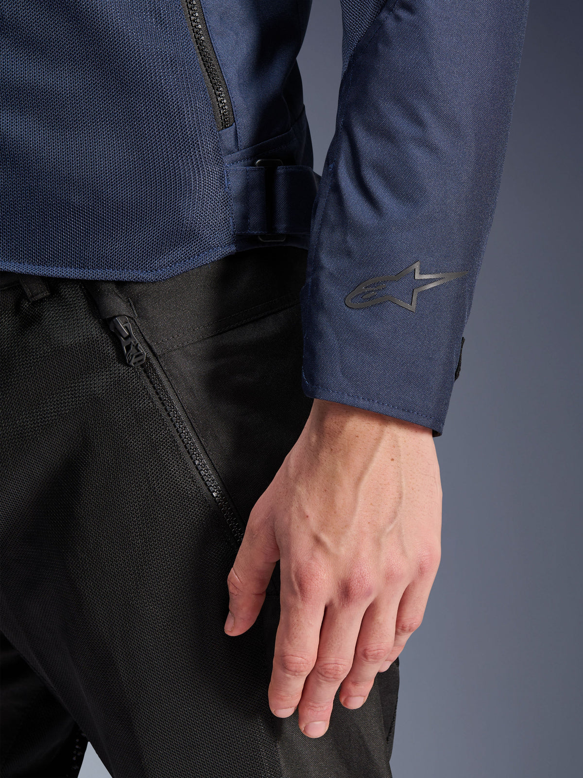 Alpinestars veste C-1 Air, veste de moto urbaine pour homme, bleue, maille technique, logo sur la manche.