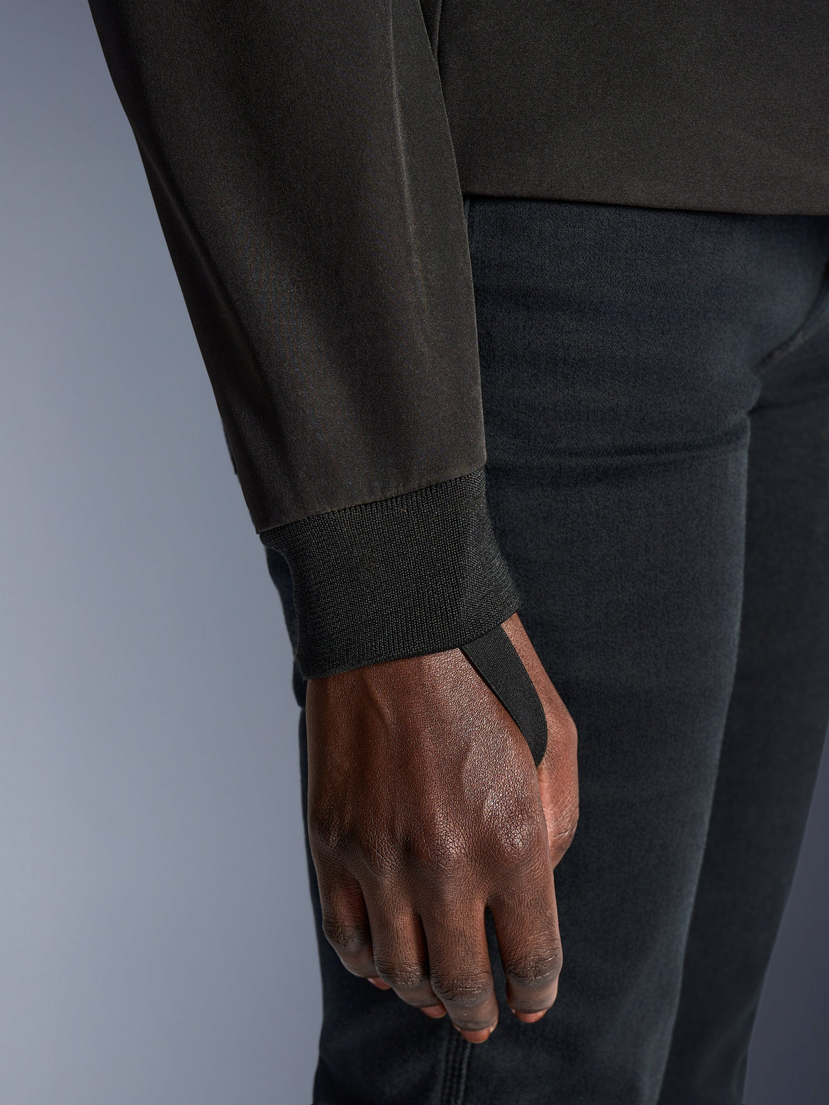 Gros plan sur le sweat à capuche Alpinestars Stella Radium Tech pour femme en Deep Gray Black, mettant en évidence le poignet côtelé extensible et le passage pour le pouce pour une protection coupe-vent et un ajustement sûr lors de la conduite urbaine.
