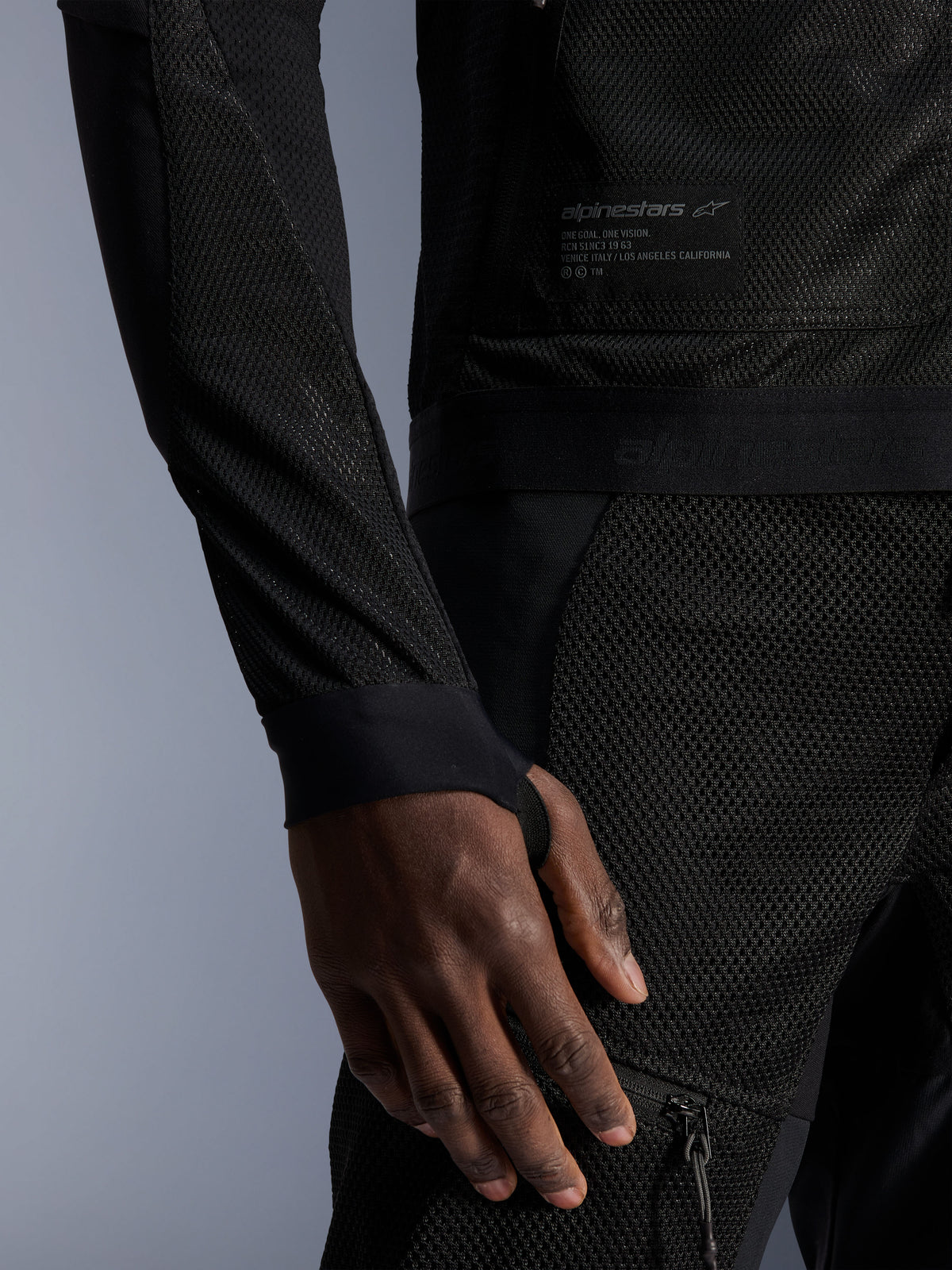 Alpinestars Troop-Air, veste de moto urbaine pour homme, noire, maille technique, passe-pouce et écusson de marque.