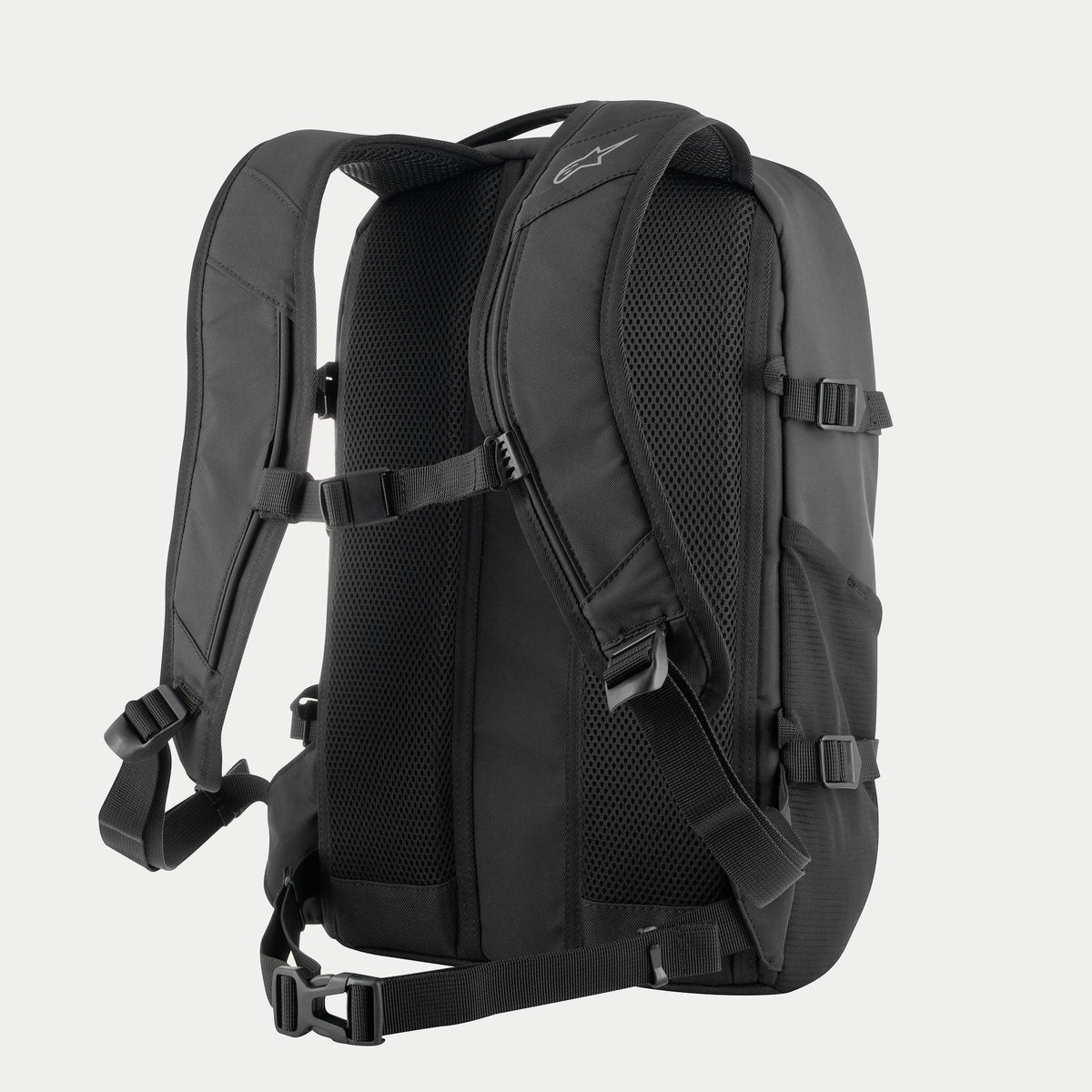 Sac à dos Alpinestars AMP3, sac à dos technique de moto, noir, vue arrière montrant le coussin dorsal en maille 3D, bretelles rembourrées ajustables avec fermeture magnétique sur la poitrine et sangles à la taille, boucles de compression latérales, conception en poly-tissu durable.