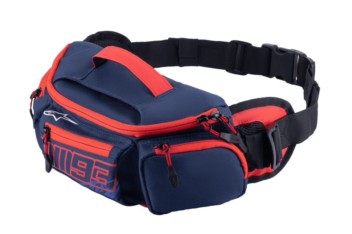 Alpinestars MM93 Waist Bag, sac banane pratique et résistant, bleu marine avec accents rouge vif et bleu sodalite, logo MM93 sur le devant, compartiments zippés et ceinture ajustable noire, accessoire de moto.