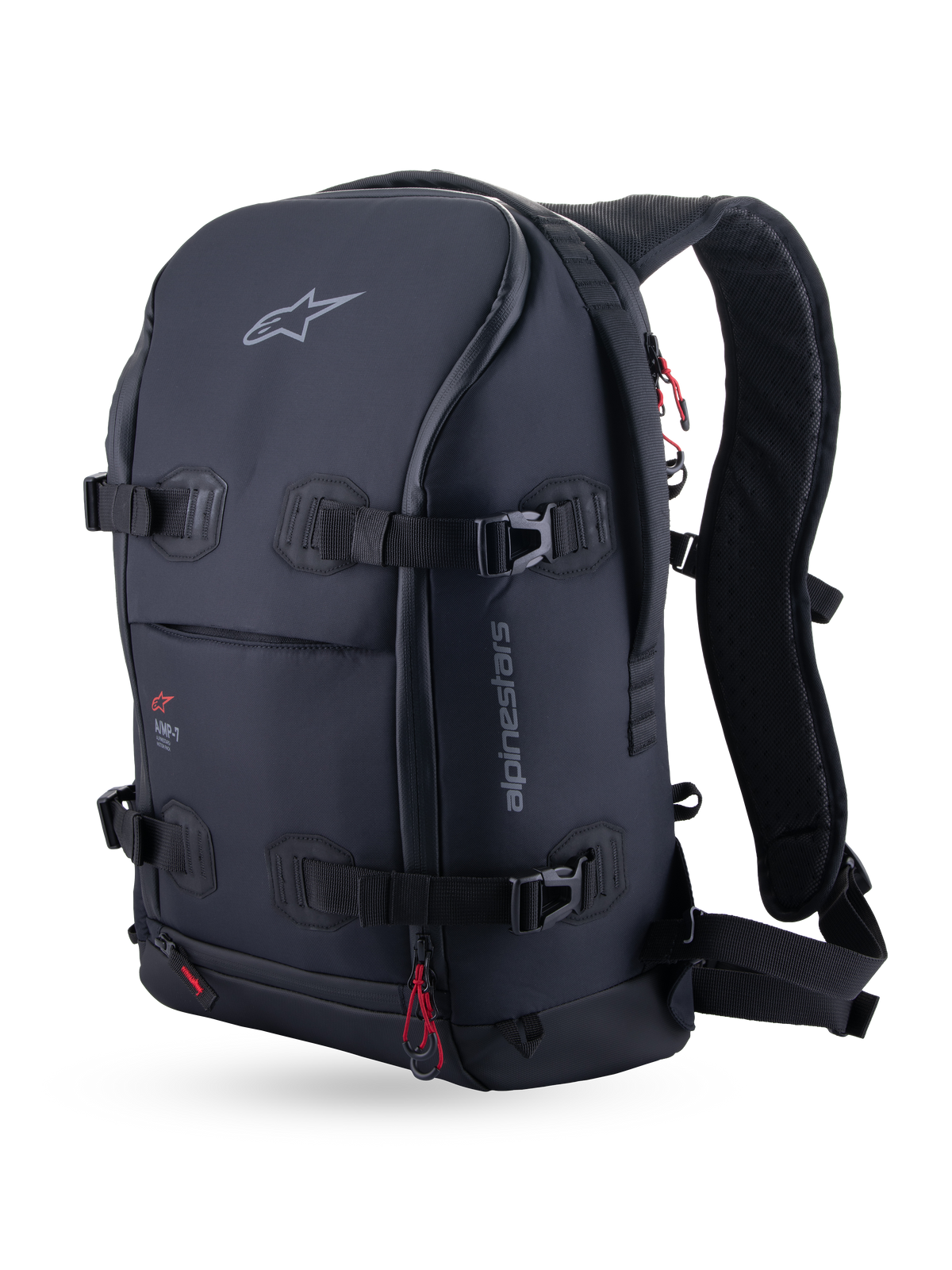Sac à dos Alpinestars AMP-7, sac à dos moto touring technique, noir, vue de trois-quarts avant avec quatre sangles de compression de charge, des bretelles ergonomiques rembourrées et des tirettes avec touches de rouge.