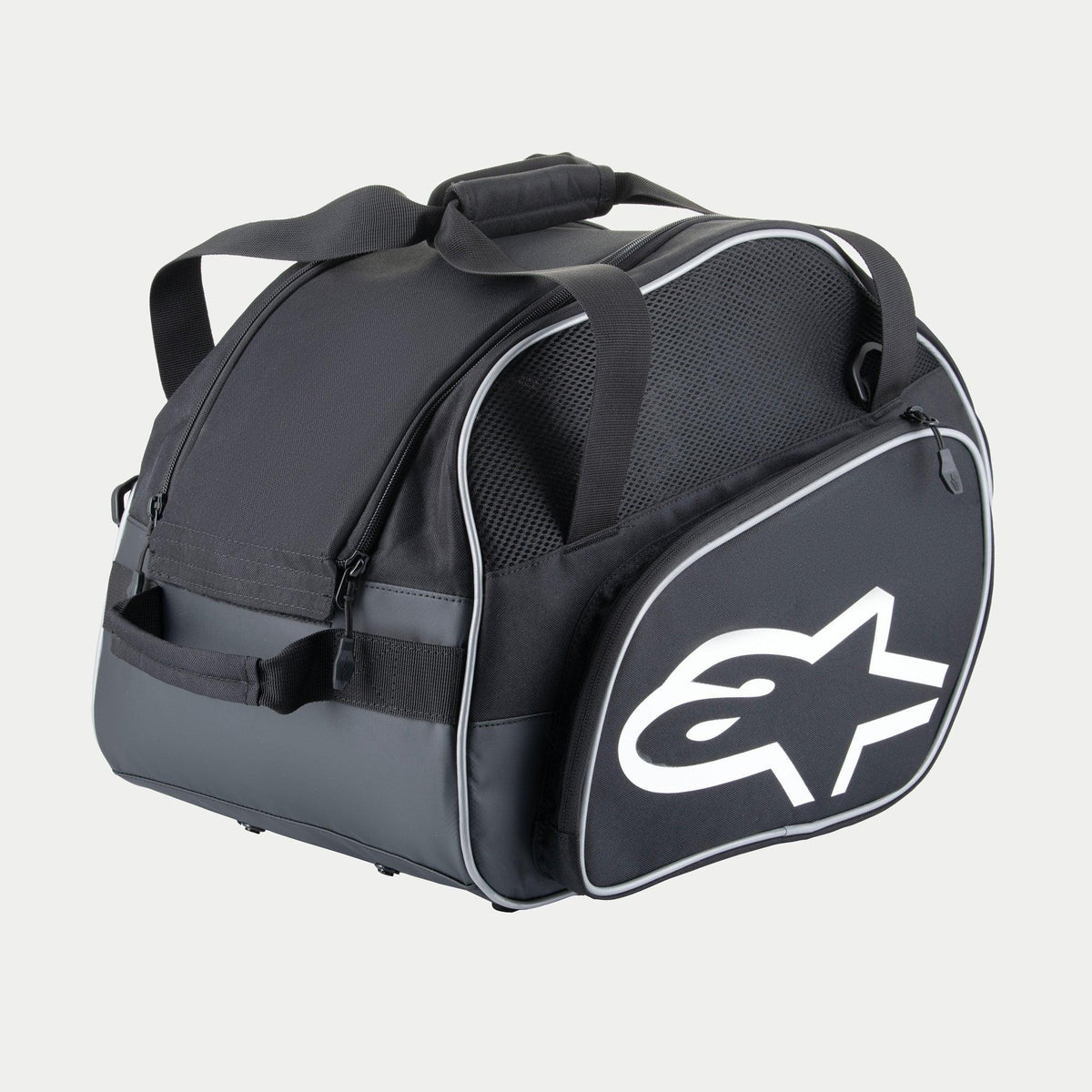 Sac pour casque Alpinestars Flow V3, rangement de protection pour casques intégraux, noir et blanc, avec un grand logo blanc sur le côté, des panneaux de ventilation en mesh et des poignées de transport renforcées, conception en polyester durable pour équipement de course.