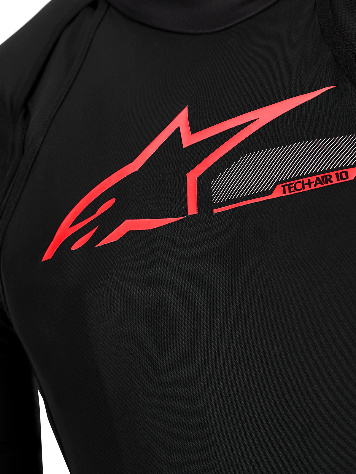 Système airbag Tech-Air 10 V2 Race, détail poitrine, tissu technique noir et logo Alpinestars rouge vif.