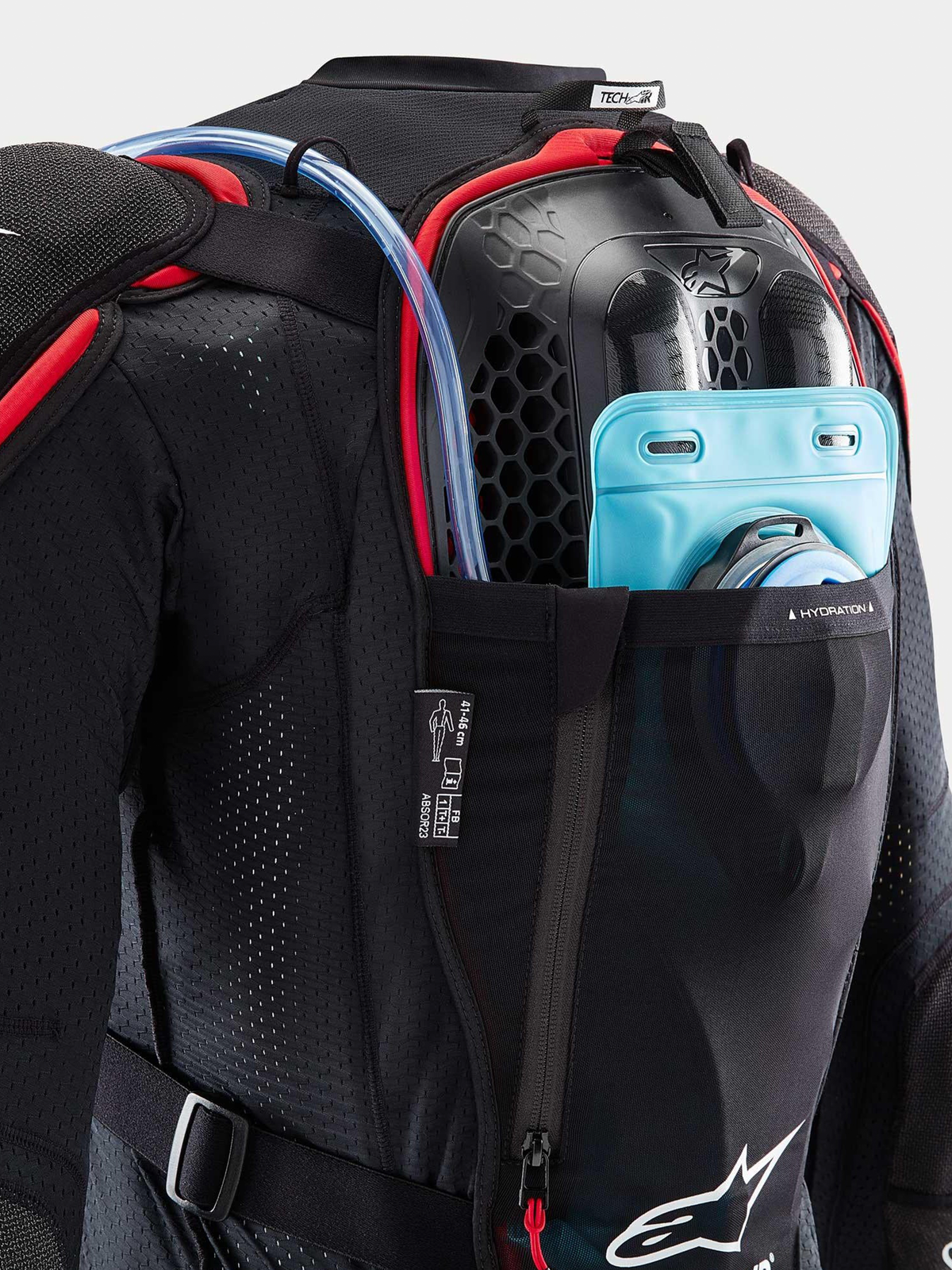 Système Airbag Tech-Air® Off-Road, système airbag moto tout-terrain, vue de dos, noir et rouge, avec protection dorsale Nucleon CELL intégrée et poche pour poche d'hydratation