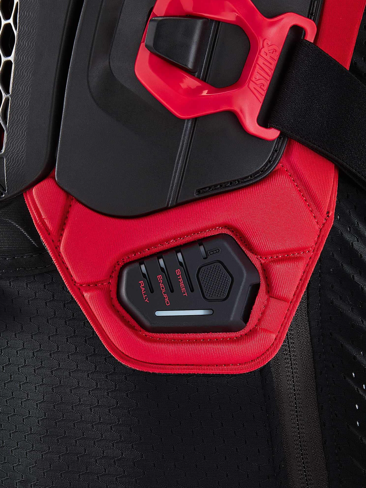 Alpinestars Système Airbag Tech-Air® Off-Road, détail de l'unité de contrôle montrant l'affichage LED avec les modes RALLY, ENDURO et STREET, noir et rouge, construction textile