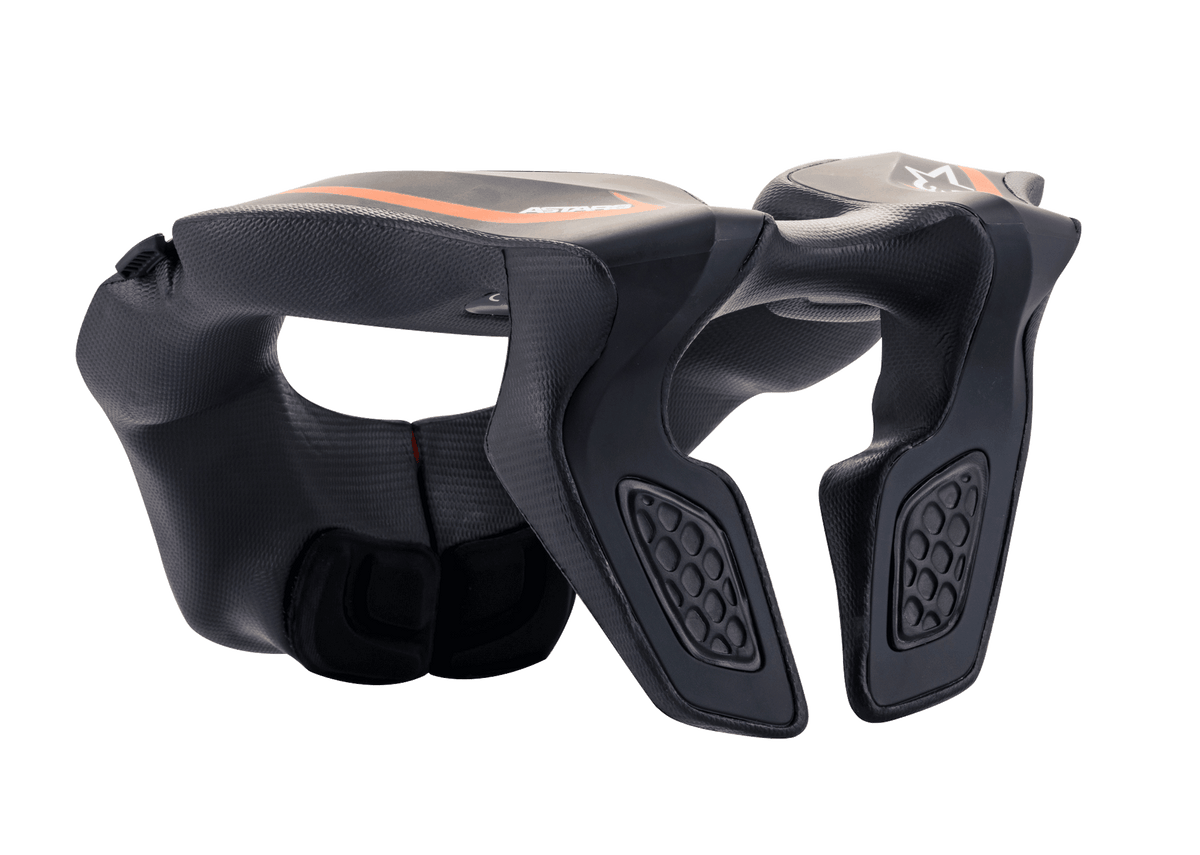 Alpinestars Youth Neck Support, protection cervicale de motocross, noir avec accents orange et logo blanc, cadre en polymère injecté avec rembourrage en mousse EVA, conçu pour la sécurité des jeunes pilotes lors de courses tout-terrain