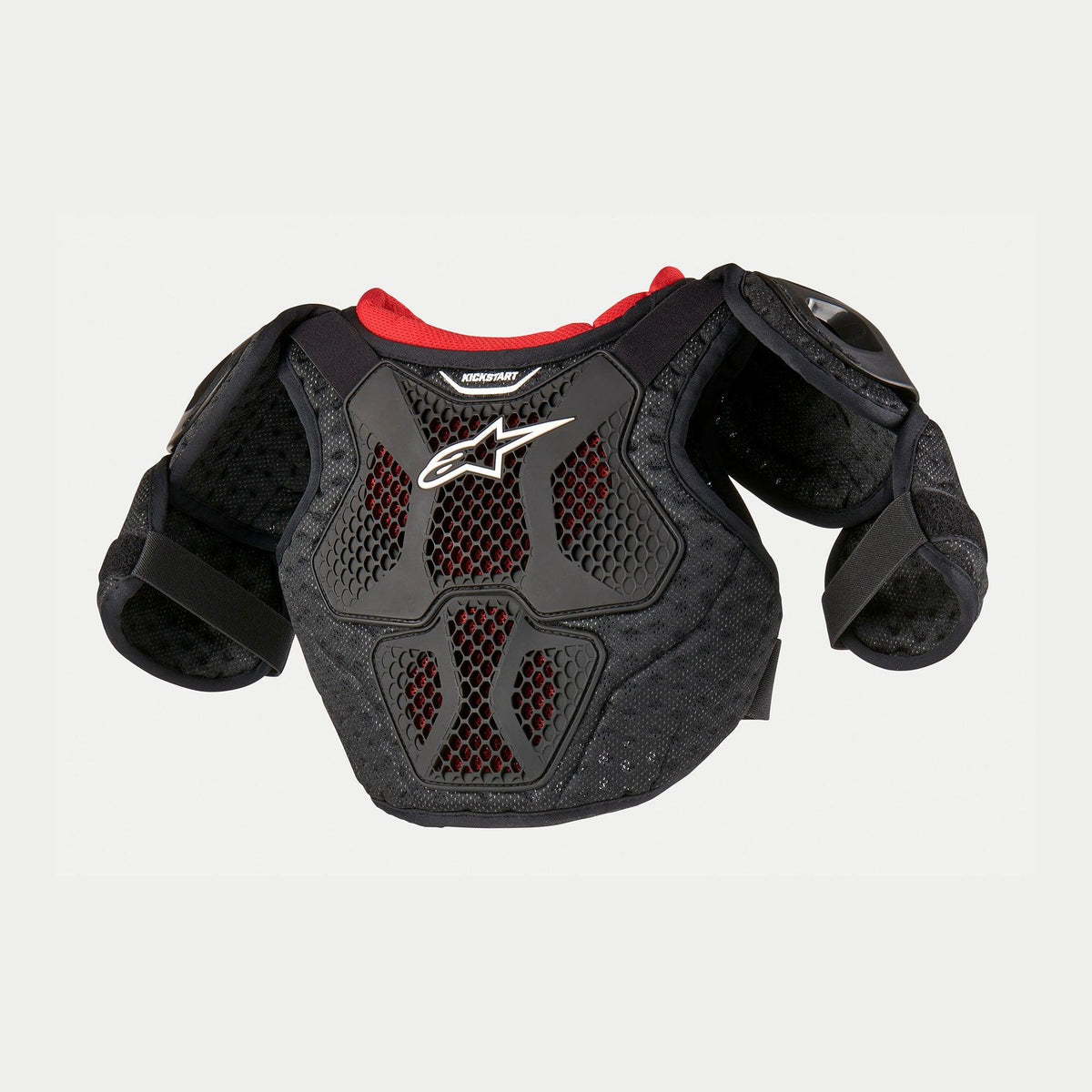 Alpinestars Bionic Action Kickstart Junior, protection de poitrine de motocross, noir et rouge, dotée de plaques en TPR semi-rigides avec mesh alvéolé ventilé, logo Alpinestars blanc, et protections d'épaules et de biceps intégrées.