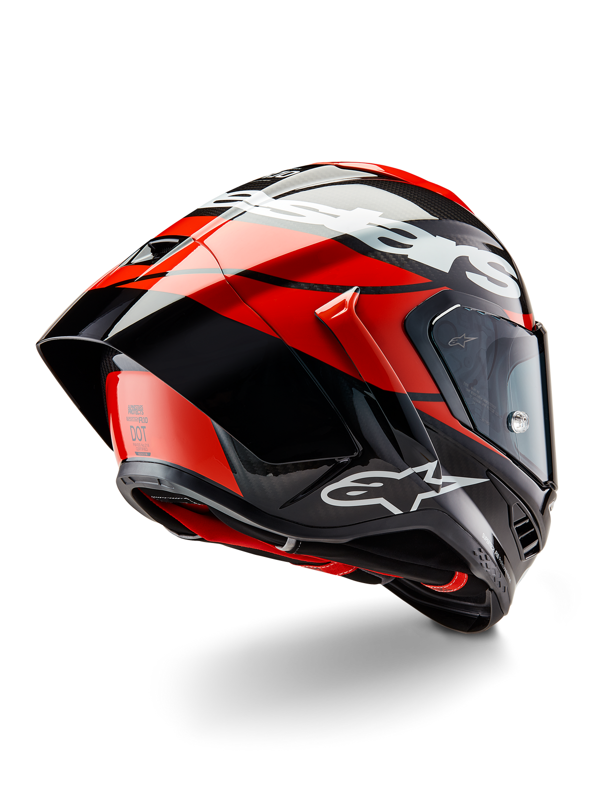 Casque Alpinestars Supertech R10 Element, Noir Carbone, Rouge Vif et Blanc Brillant, vue de trois-quarts arrière montrant le grand spoiler aérodynamique et la coque en fibre de carbone, avec logos Alpinestars distinctifs et certification DOT