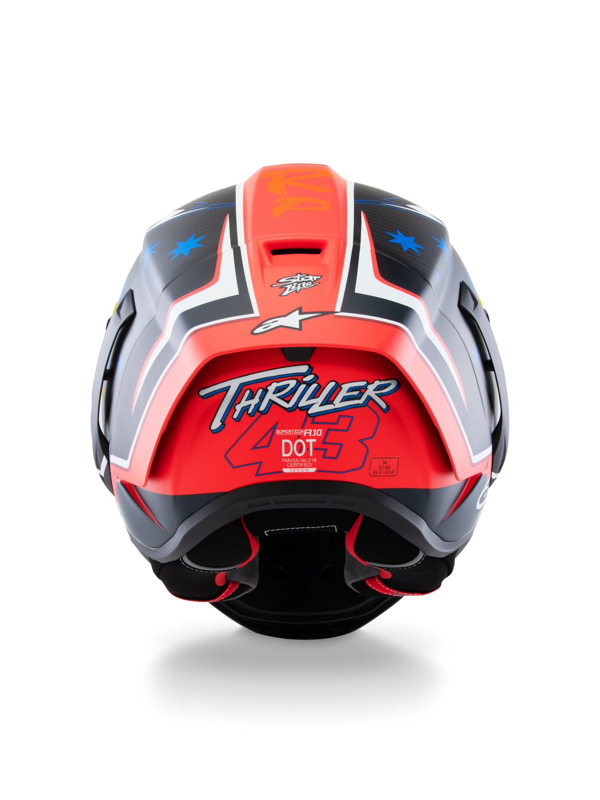 Casque Alpinestars Supertech R10 Miller Limited Edition, casque de course intégral, carbone rouge mat avec motifs d'étoiles bleues, vue arrière mettant en avant le logo 'Thriller 43' sur le spoiler rouge, design aérodynamique avec étiquettes de certification