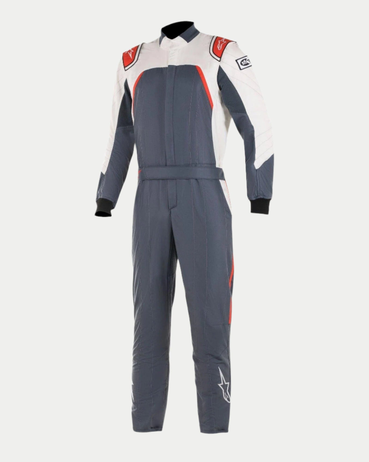 Alpinestars GP Pro Comp Bootcut Suit FIA, combinaison de course automobile, asphalte, blanc et rouge, corps gris foncé avec empiècements blancs aux épaules et liserés rouges, logos Alpinestars sur les épaules et les jambes, coupe de jambe bootcut, design professionnel pour le sport automobile
