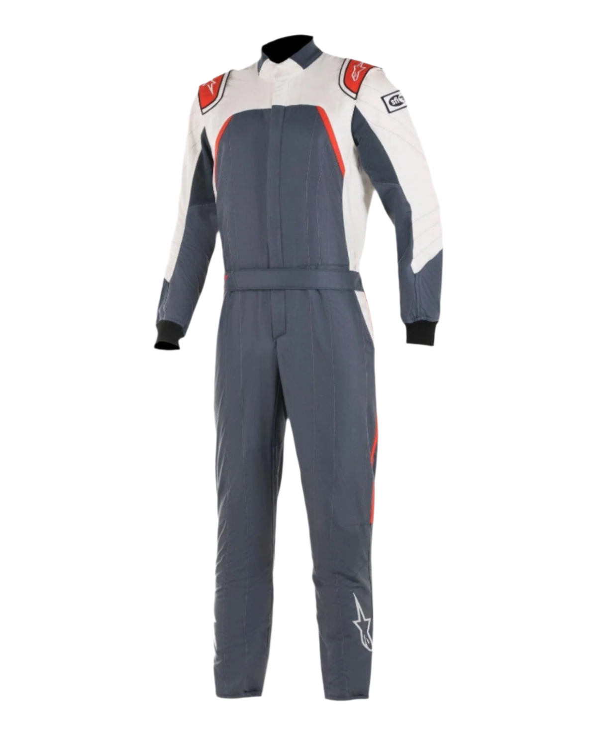 Combinaison Alpinestars GP Pro Comp Bootcut FIA, combinaison de course automobile, asphalte, blanc et rouge, combinaison une pièce pour le sport automobile avec haut de poitrine et manches blancs, accents rouges aux épaules, corps gris asphalte et coupe de jambe bootcut.