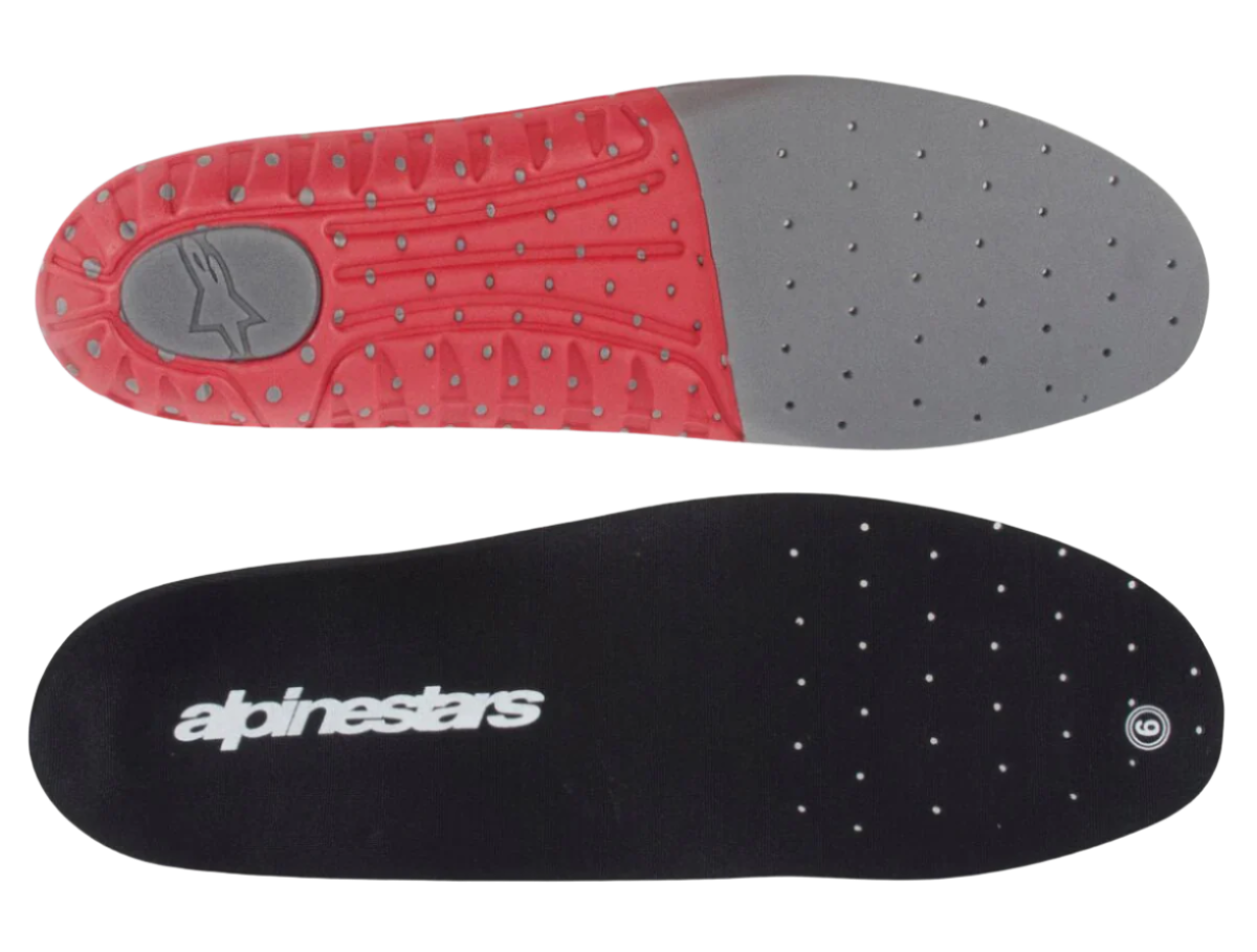 Alpinestars Footbed Tech 7, semelle intérieure de rechange pour bottes de motocross Tech 7, gris foncé et rouge, comprend une surface supérieure noire avec logo blanc et une face inférieure texturée rouge et grise, perforée pour la respirabilité