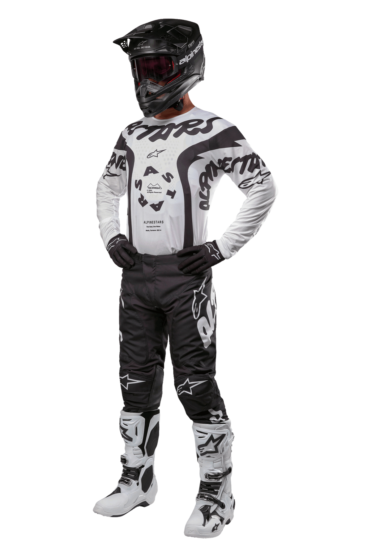 Alpinestars 2024 Racer Hana Pants, tenue de motocross complète pour homme, pantalon noir avec logos blancs, maillot blanc et noir coordonné, casque noir, gants noirs et bottes blanches, équipement de protection haute performance pour le tout-terrain.