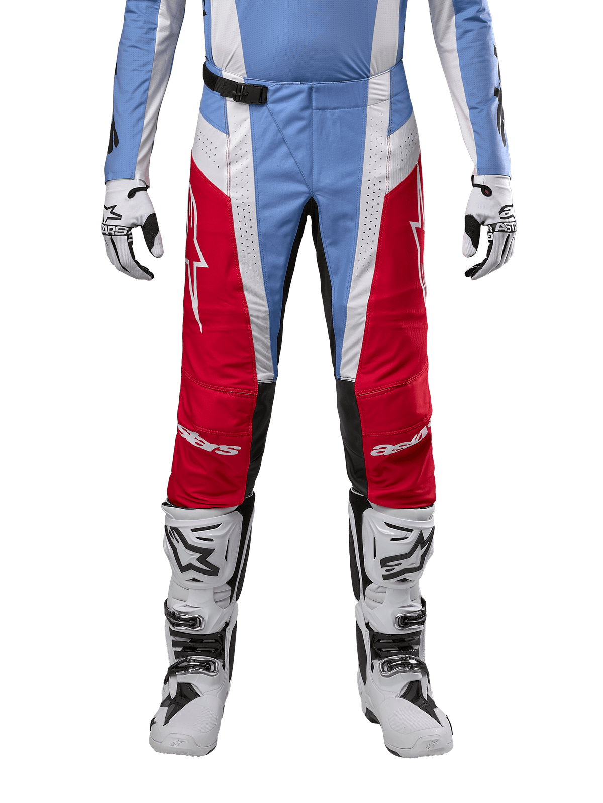 Alpinestars Techstar Ocuri Pants 2024, pantalon de motocross, bleu clair, rouge Mars et blanc, vue de face à partir de la taille, associé à des bottes et des gants de motocross blancs et noirs, équipement technique conçu pour la course tout-terrain haute performance.