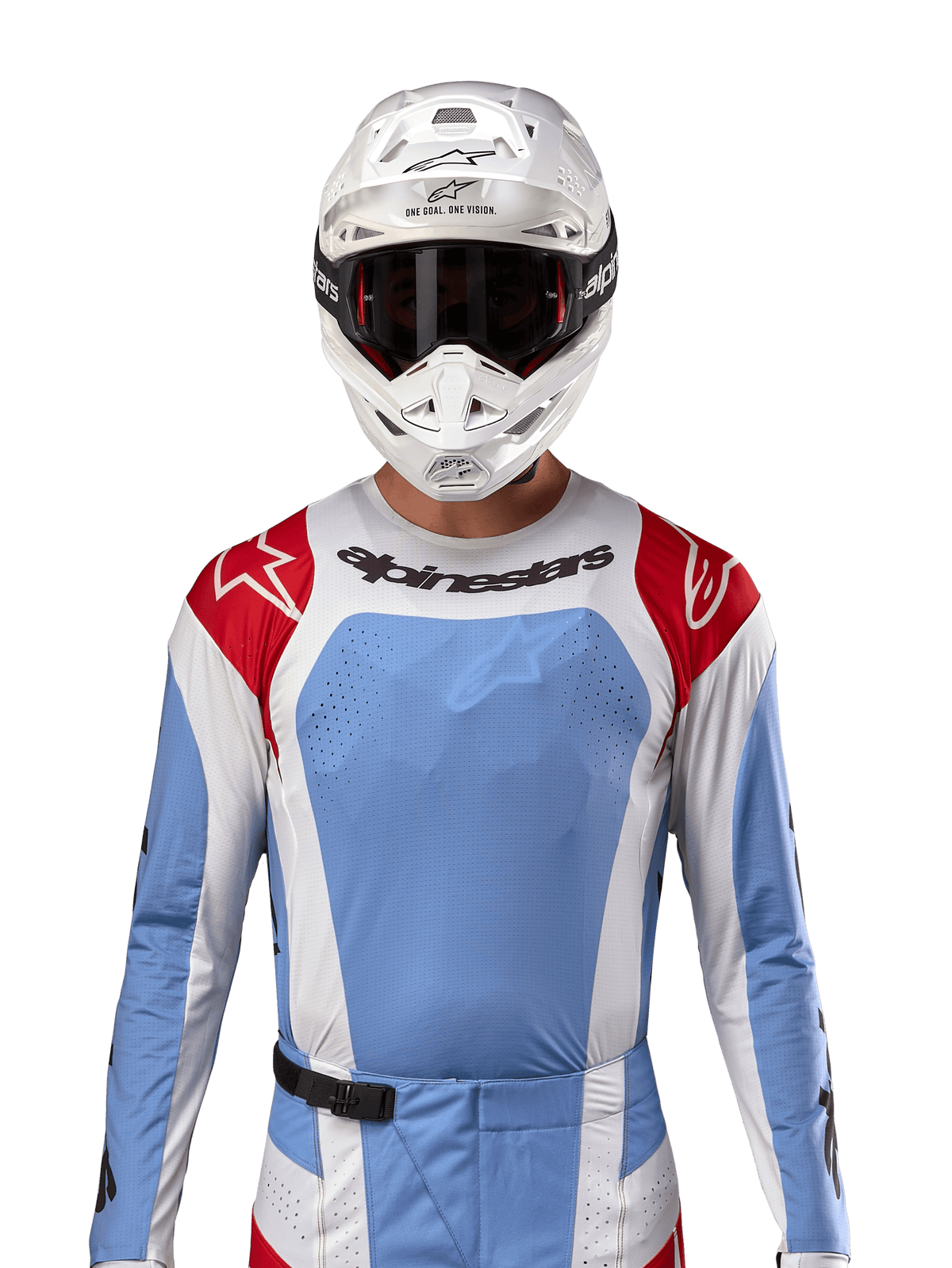 Maillot Alpinestars Techstar Ocuri 2024, maillot de motocross, bleu clair, rouge Mars et blanc, vue de face avec ventilation découpée au laser et coupe athlétique, porté avec un casque blanc et des lunettes pour un look de course tout-terrain professionnel
