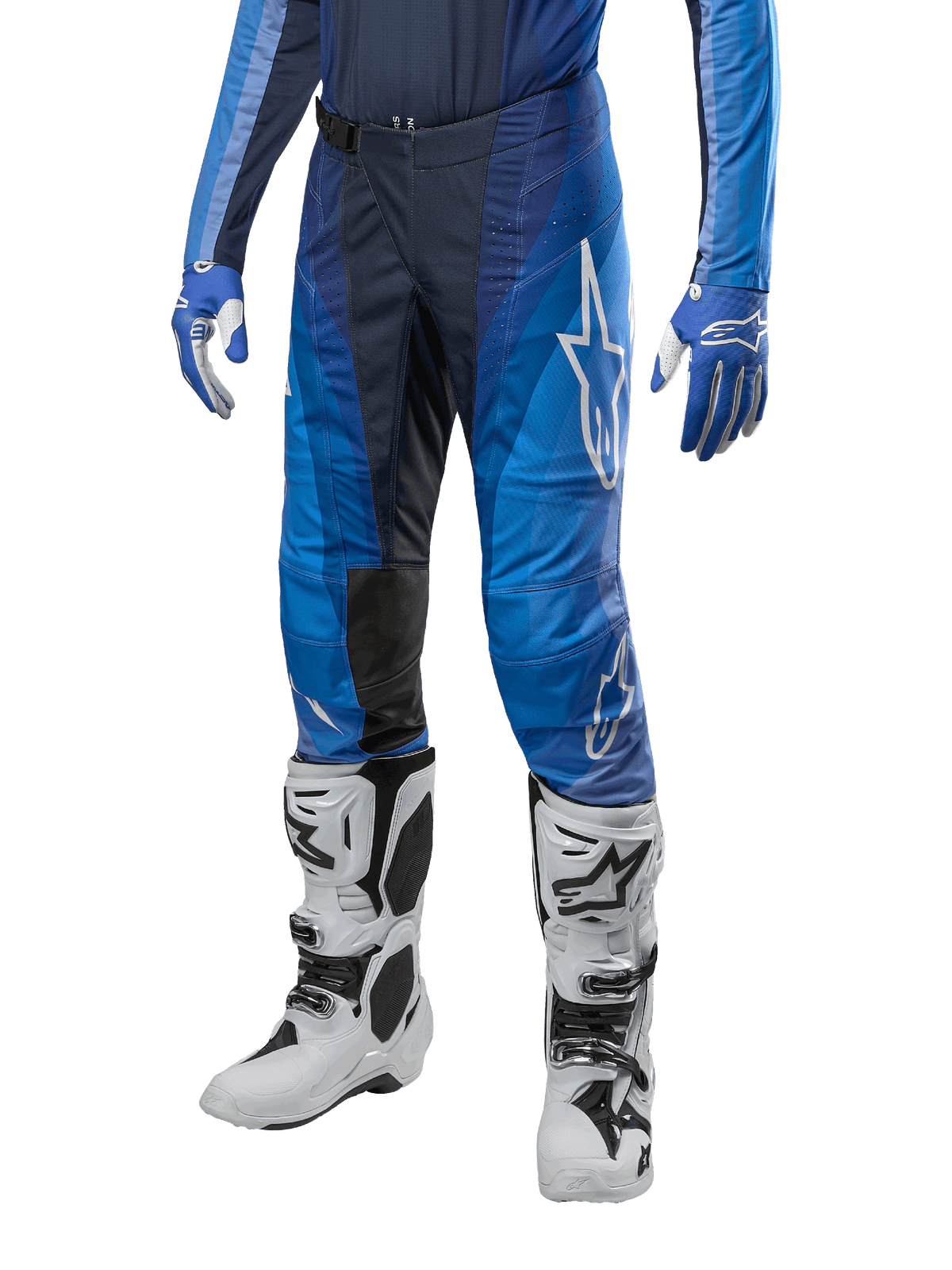 Pantalon Alpinestars Techstar Pneuma 2024, pantalon de motocross, bleu marine et bleu clair, porté avec un maillot bleu assorti et des bottes blanches, avec logo blanc sur la cuisse, zones d'adhérence texturées, design sportif pour la course tout-terrain