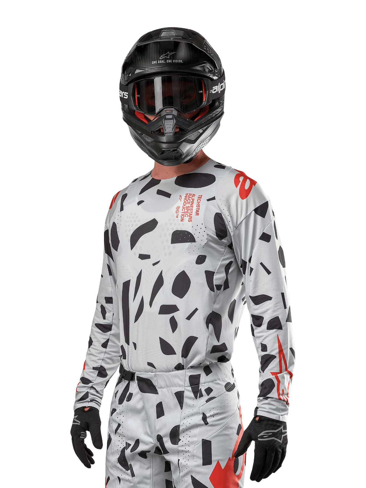 Maillot Alpinestars Techstar Rantera 2024, maillot de motocross, coloris Haze Gray Camo avec motifs abstraits noirs et accents rouges, design à manches longues porté avec un casque et des gants noirs assortis, équipement technique de course tout-terrain