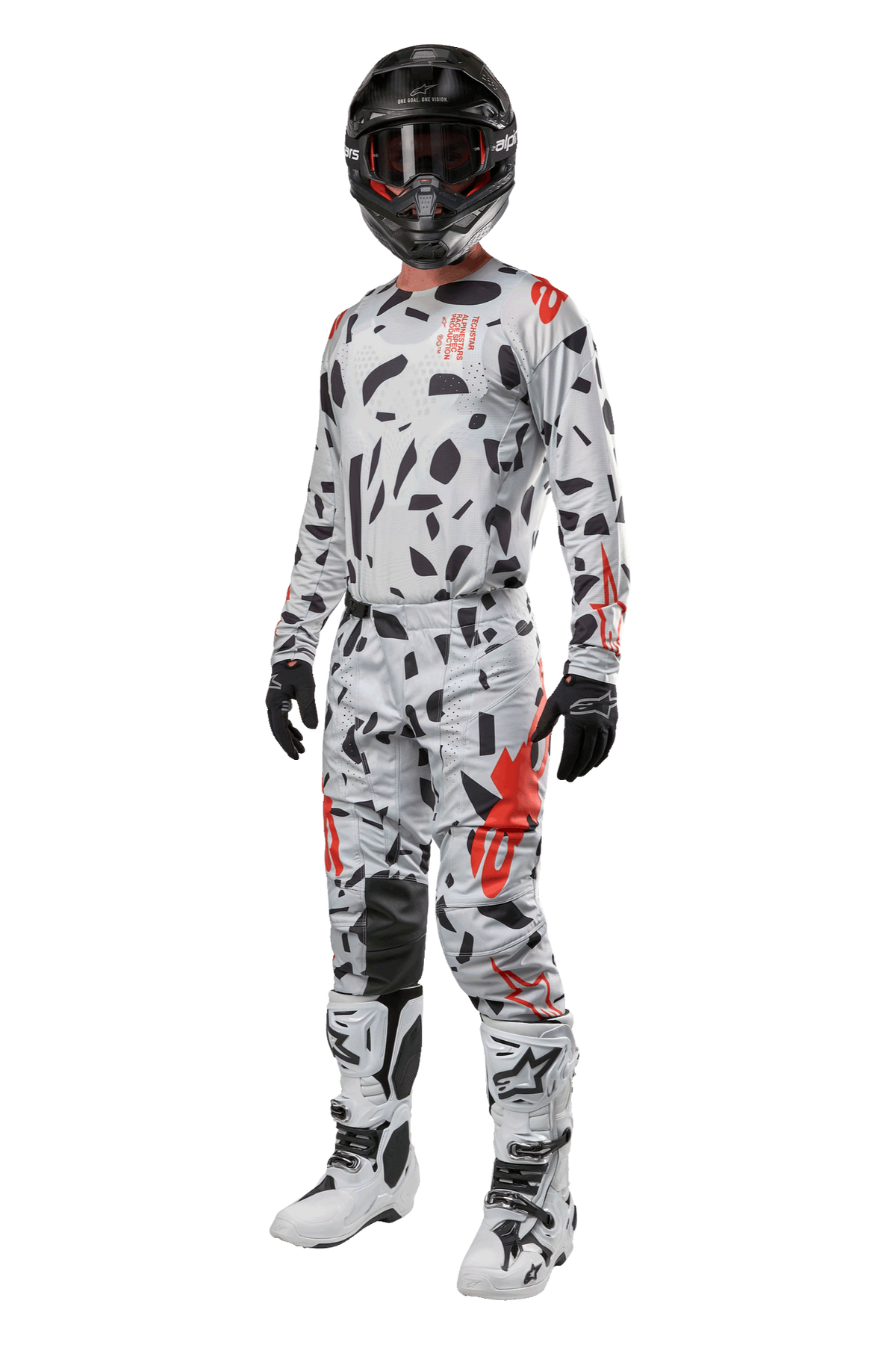 Pantalon Alpinestars Techstar Rantera 2024, pantalon de motocross, camouflage gris, porté avec un maillot assorti, un casque noir et des bottes blanches et noires, avec des motifs abstraits noirs et des accents rouges, équipement complet de course tout-terrain