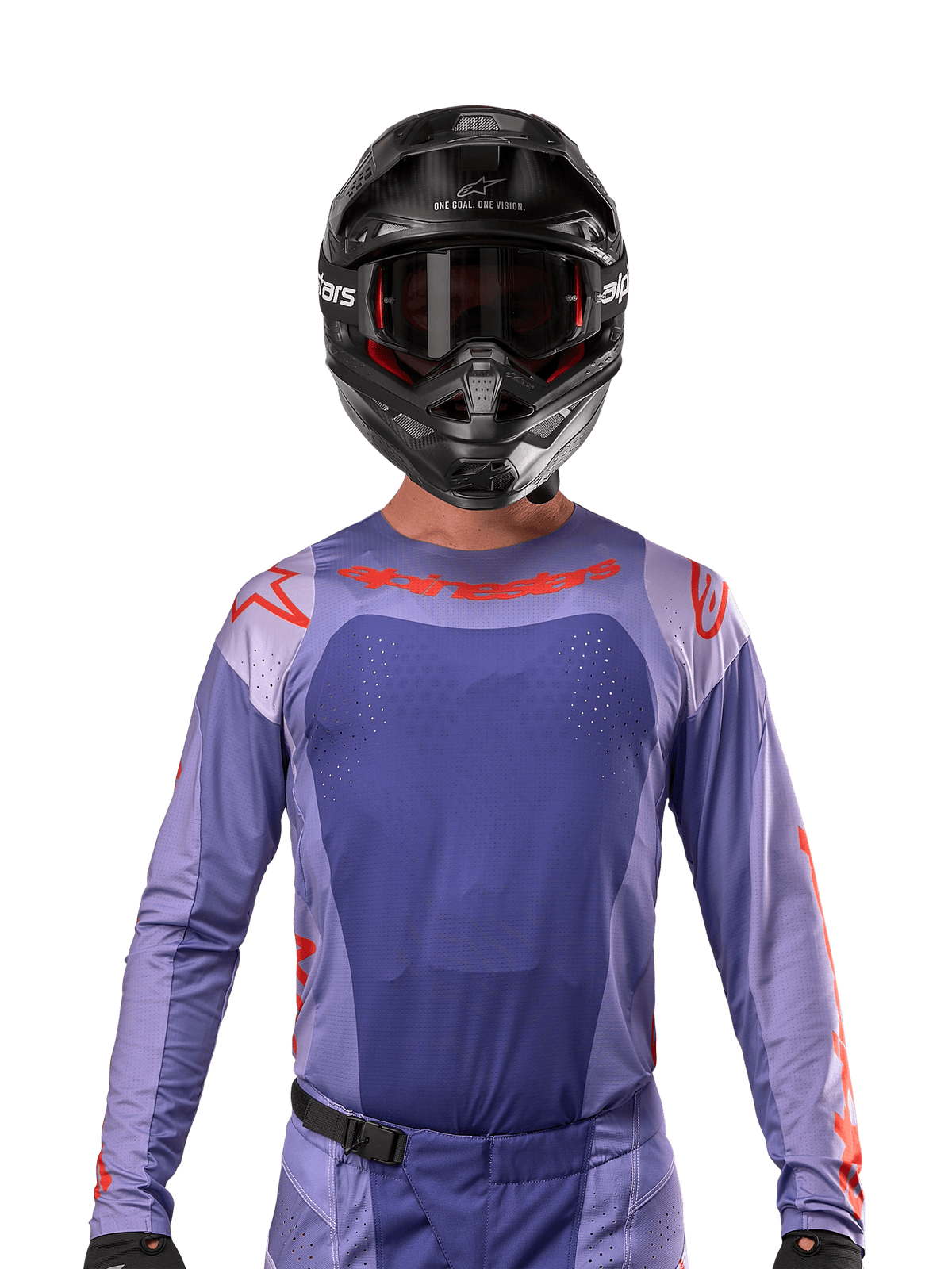Maillot Alpinestars Techstar Ocuri 2024, violet et orange vif, porté par un pilote de motocross avec un casque et des lunettes noirs, doté de perforations découpées au laser sur la poitrine, d'une coupe athlétique de course et de logos rouges sur les épaules et le torse.