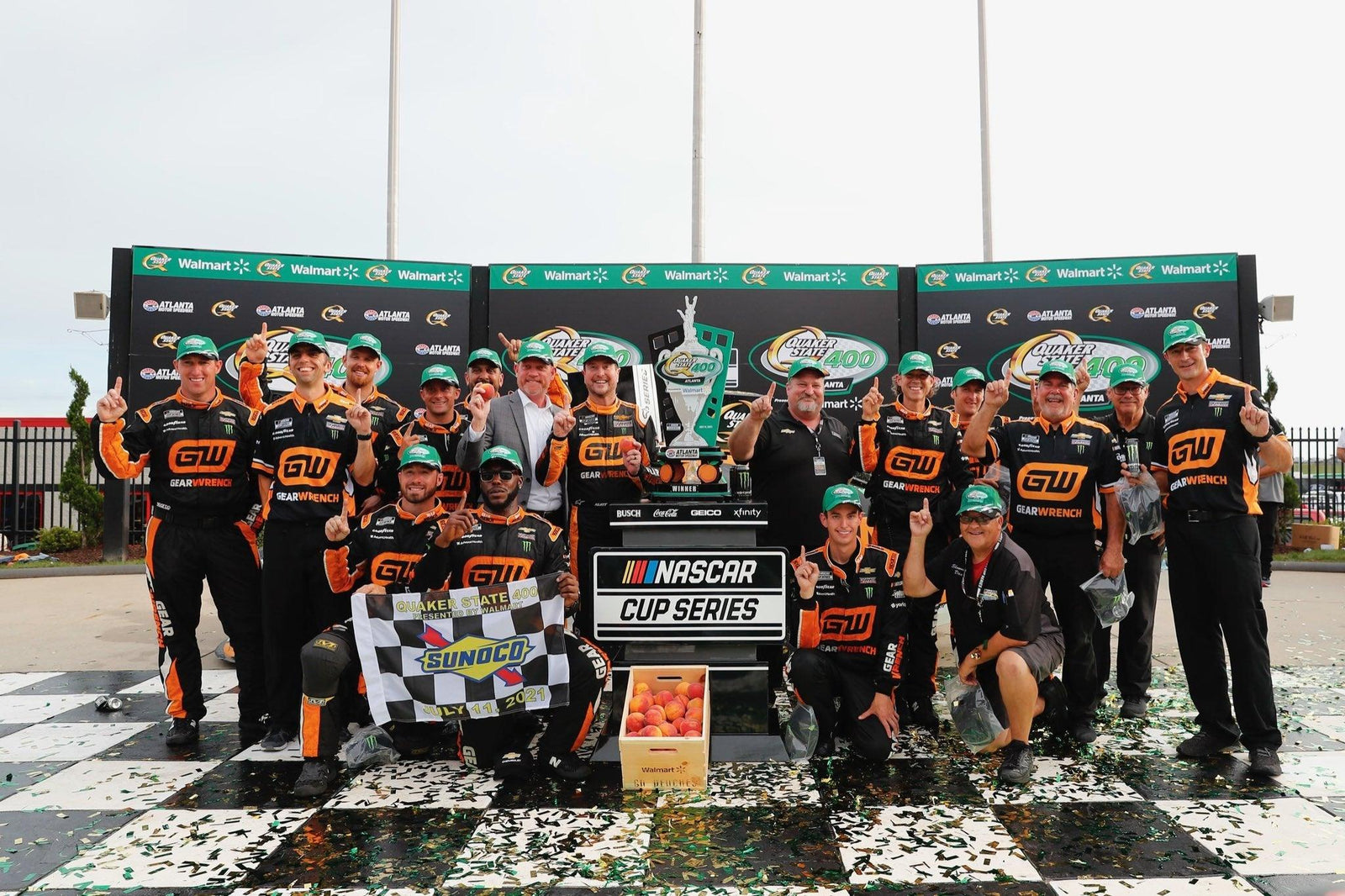 Kurt Busch se rend à NASCAR Victory à Atlanta Motor Speedway, Géorgie