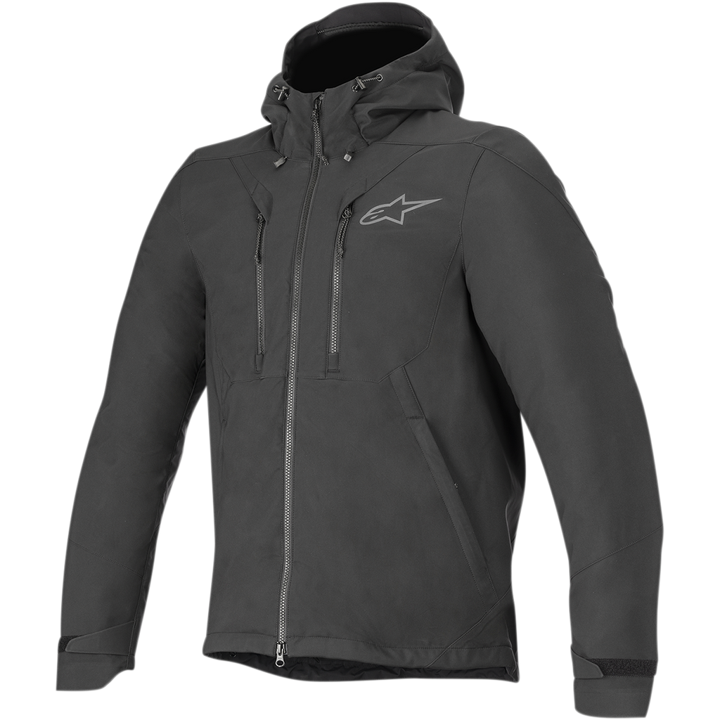 Veste Alpinestars Domino Tech, veste de moto urbaine, noir, dotée d'une capuche fixe avec cordons de serrage, fermeture éclair centrale, deux fermetures éclair verticales sur la poitrine et sangles de réglage aux poignets, logo Astar gris discret sur la poitrine gauche, conception softshell technique pour la conduite sur route
