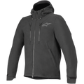 Veste Alpinestars Domino Tech, veste de moto urbaine, noir, dotée d'une capuche fixe avec cordons de serrage, fermeture éclair centrale, deux fermetures éclair verticales sur la poitrine et sangles de réglage aux poignets, logo Astar gris discret sur la poitrine gauche, conception softshell technique pour la conduite sur route