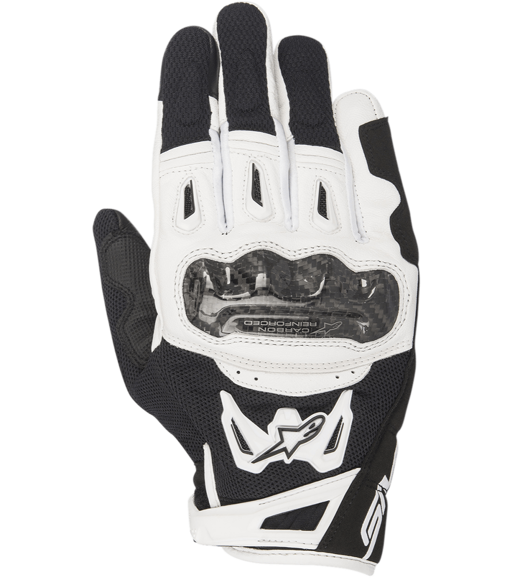 Gants Alpinestars SMX-2 Air Carbon V2, gants de moto, noir et blanc, avec protection des articulations renforcée en fibre de carbone, panneaux en mesh 3D technique pour la ventilation, structure en cuir et textile, design à manchette courte avec logo Alpinestars blanc