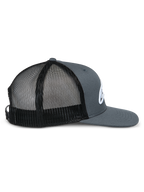 Casquette Trucker Alpinestars Corp, vue de profil, avant et visière en sergé gris avec panneaux arrière en maille noire, visière plate, couronne structurée, logo blanc brodé, accessoire décontracté style sports mécaniques