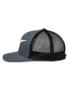 Alpinestars Corp Trucker, casquette trucker, gris et noir, vue de profil montrant la visière plate, la couronne grise structurée, les panneaux arrière en maille noire et le logo brodé blanc, couvre-chef décontracté inspiré du sport automobile