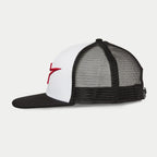 Casquette Trucker Alpinestars Corp, vue de profil, blanc et noir, logo brodé en 3D rouge sur le côté, arrière en maille noire avec visière plate noire, couronne structurée pour un style sportswear décontracté