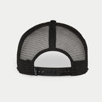 Casquette Alpinestars Corp Trucker, blanc et noir, vue arrière avec empiècements en maille respirante noire, fermeture snapback ajustable, petit logo Alpinestars sur l'étiquette arrière, couvre-chef décontracté inspiré par le sport automobile