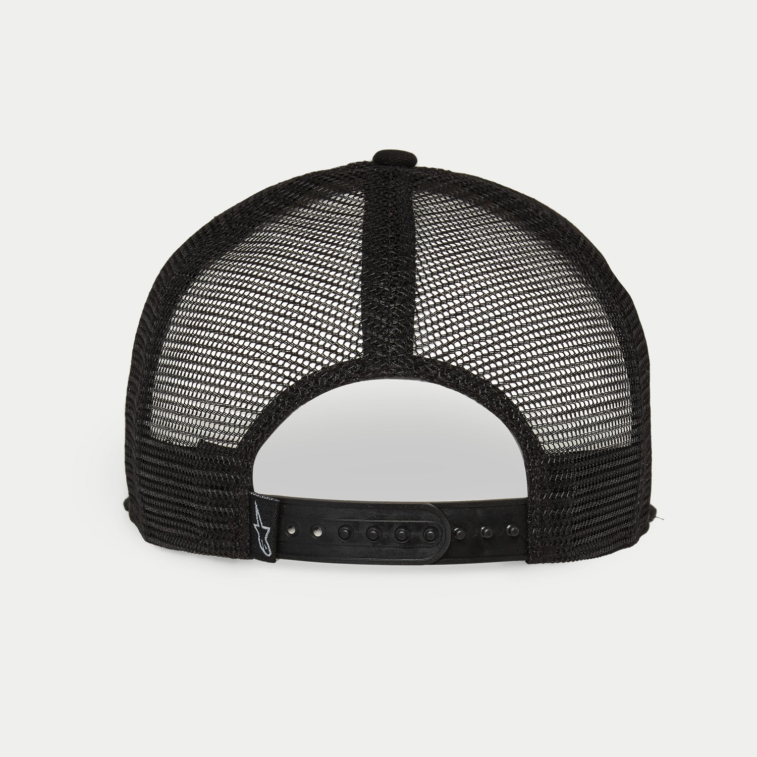 Casquette Alpinestars Corp Trucker, blanc et noir, vue arrière avec empiècements en maille respirante noire, fermeture snapback ajustable, petit logo Alpinestars sur l'étiquette arrière, couvre-chef décontracté inspiré par le sport automobile