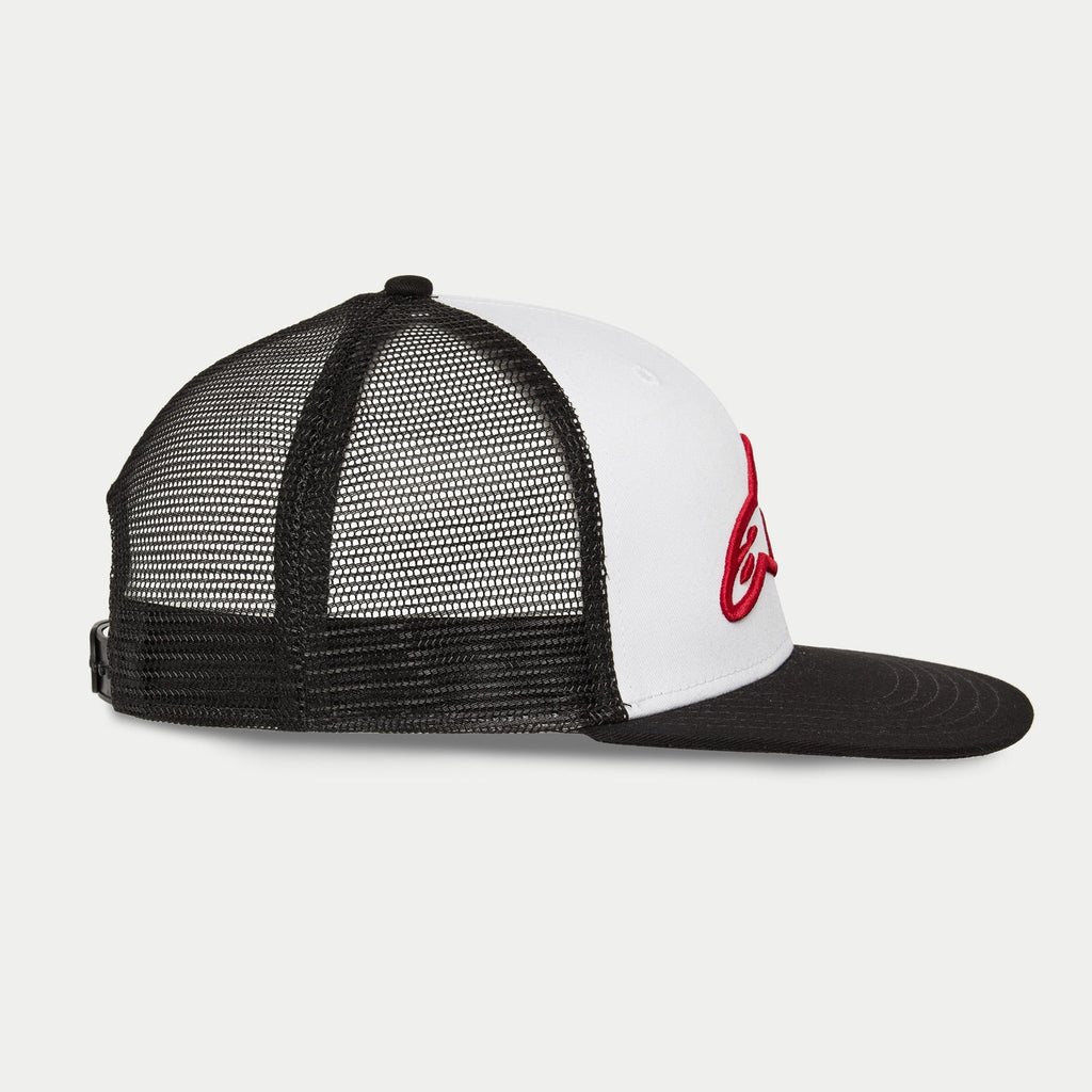 Casquette Trucker Alpinestars Corp, blanc et noir, vue de profil montrant le panneau avant blanc avec logo rouge brodé en 3D, visière plate noire et arrière en maille, style streetwear décontracté motorsport