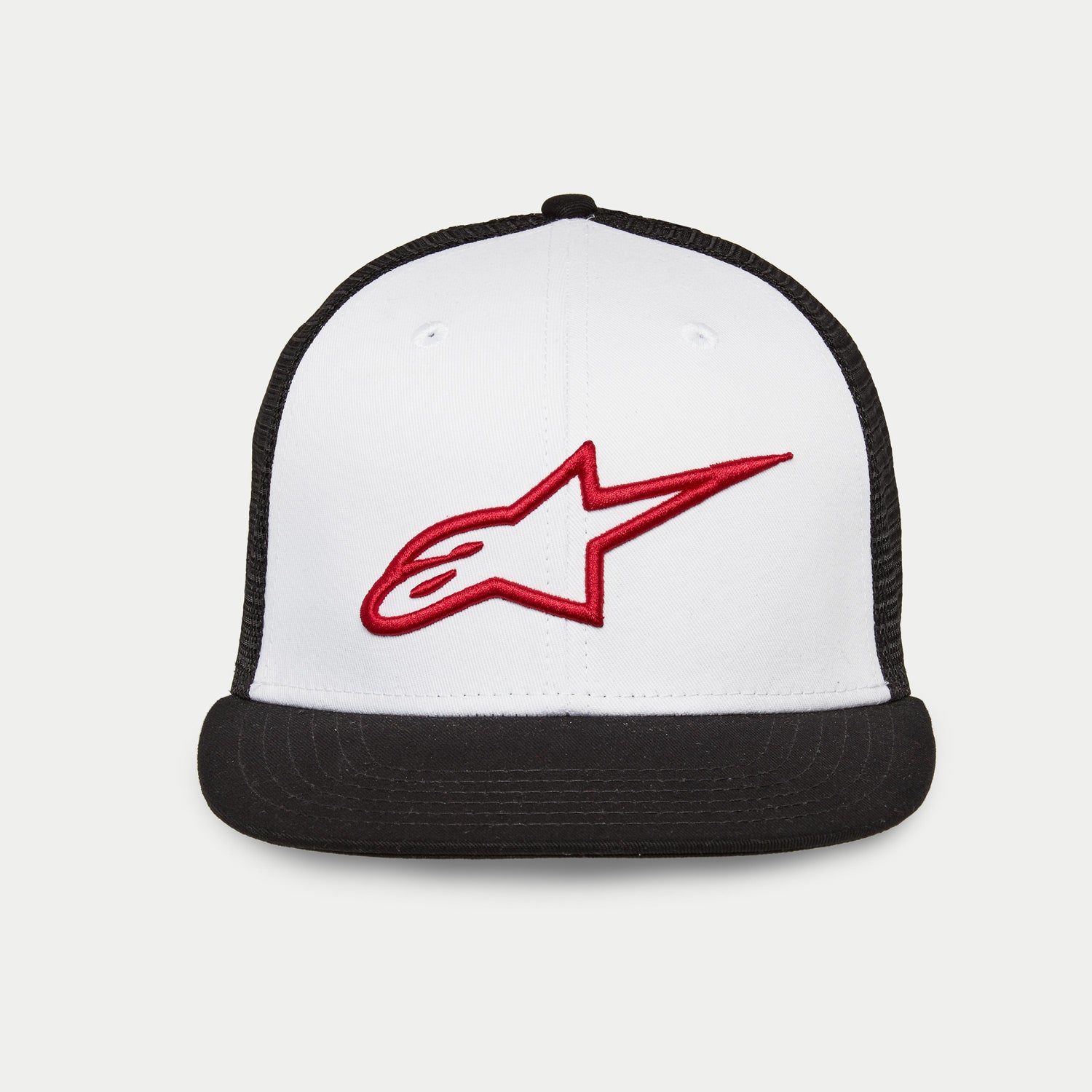 Casquette Trucker Alpinestars Corp, casquette à visière plate avec couronne structurée, panneau avant blanc avec arrière en maille noire et visière noire, logo Alpinestars rouge brodé en 3D, couvre-chef décontracté inspiré du sport automobile