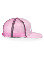 Casquette Trucker Alpinestars Corp, rose, vue de profil, couronne structurée avec visière plate, avant en sergé et arrière en maille, fermeture snapback ajustable, accessoire sportswear décontracté